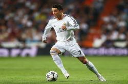 TheShy在曼联比赛中险胜，出色防守引发热议！全场沸腾不已